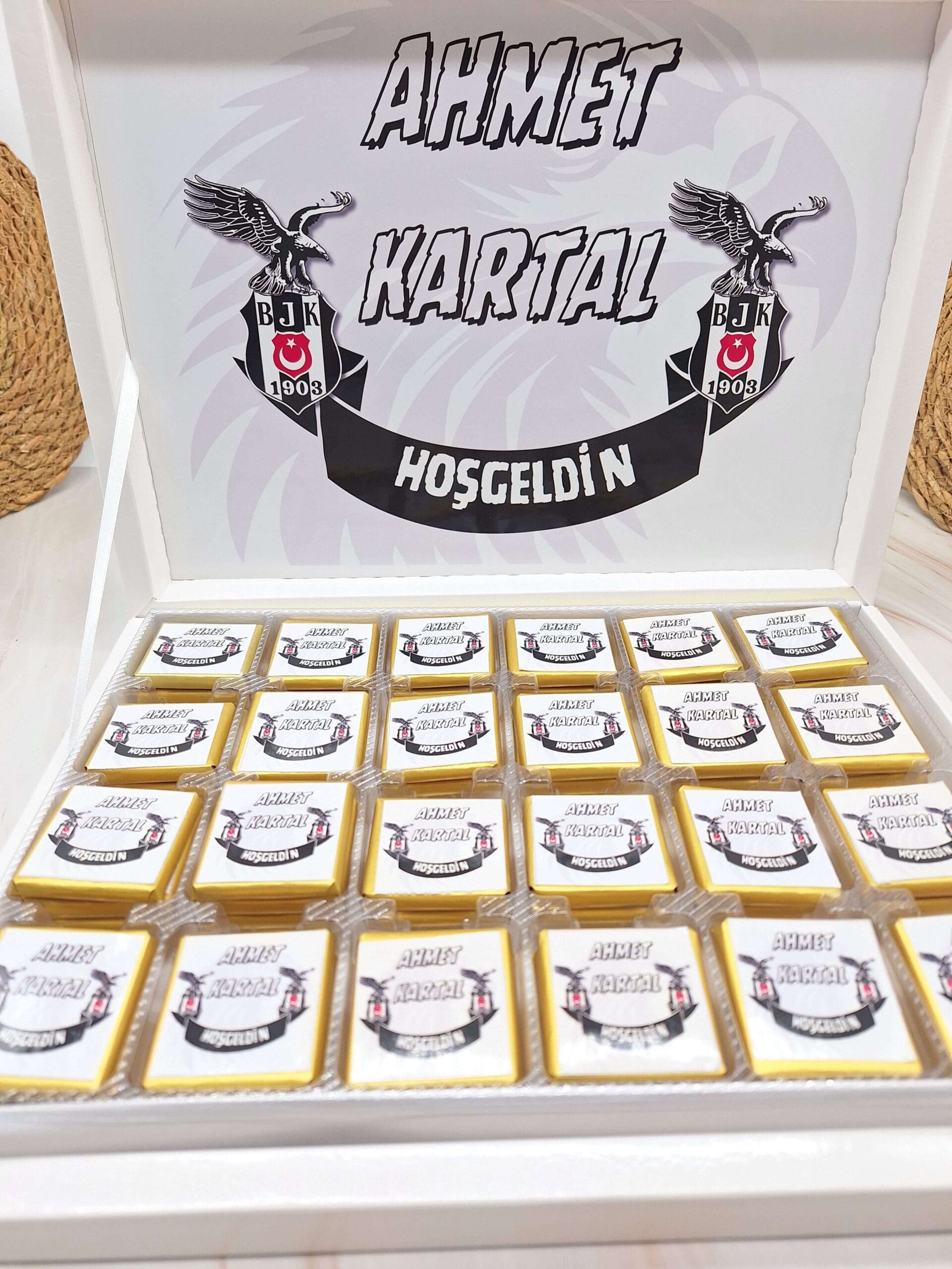 ahmet-kartal-taraftar-temali-ozel-etiketli-kurdele-suslemeli-cikolata-kutusu-ve-50-adet-cikolata Ahmet Kartal Taraftar Temalı Özel Etiketli Kurdele Süslemeli Çikolata Kutusu ve 50 Adet Çikolata - Görsel 1