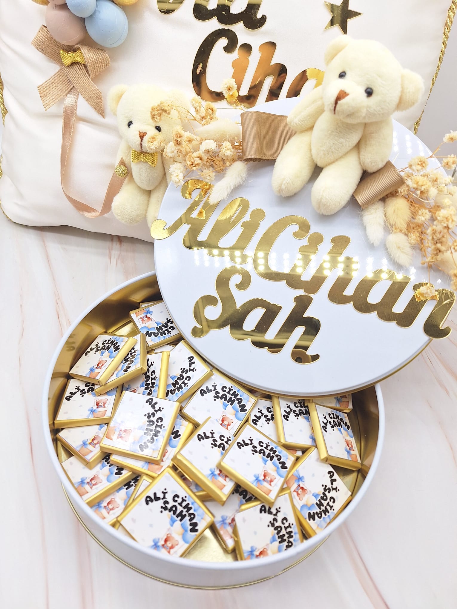 ali-cihan-ozel-etiketli-pleksi-isimlikli-cicek-suslemeli-ayicik-figurlu-metal-cikolata-kutusu-ve-50-adet-cikolata Ali Cihan Özel Etiketli Pleksi İsimlikli Çiçek Süslemeli Ayıcık Figürlü Metal Çikolata Kutusu ve 50 Adet Çikolata - Görsel 1