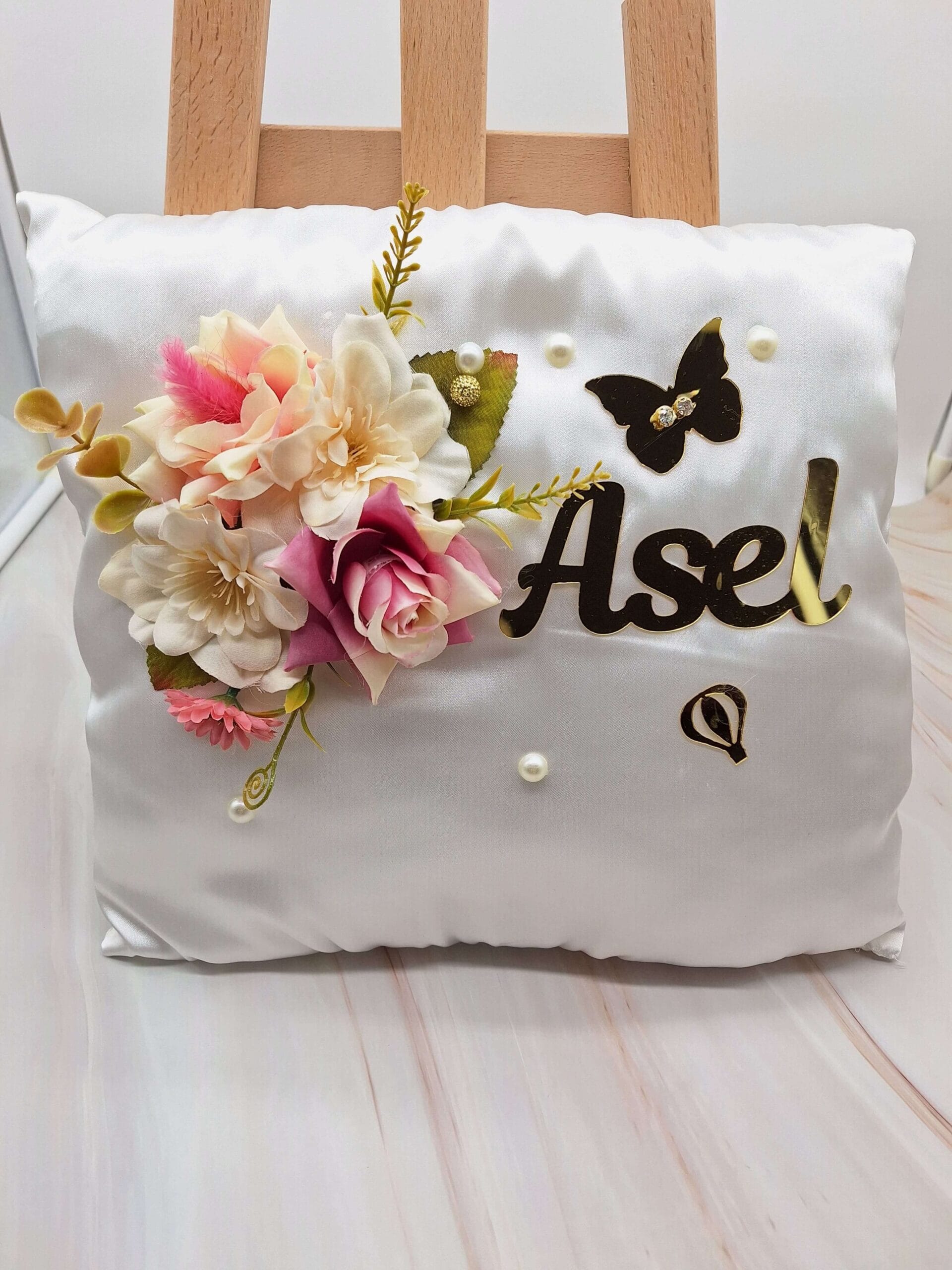 asel-cicek-suslemeli-saten-kumas-taki-yastigi Asel Çiçek Süslemeli Saten Kumaş Takı Yastığı - Görsel 1