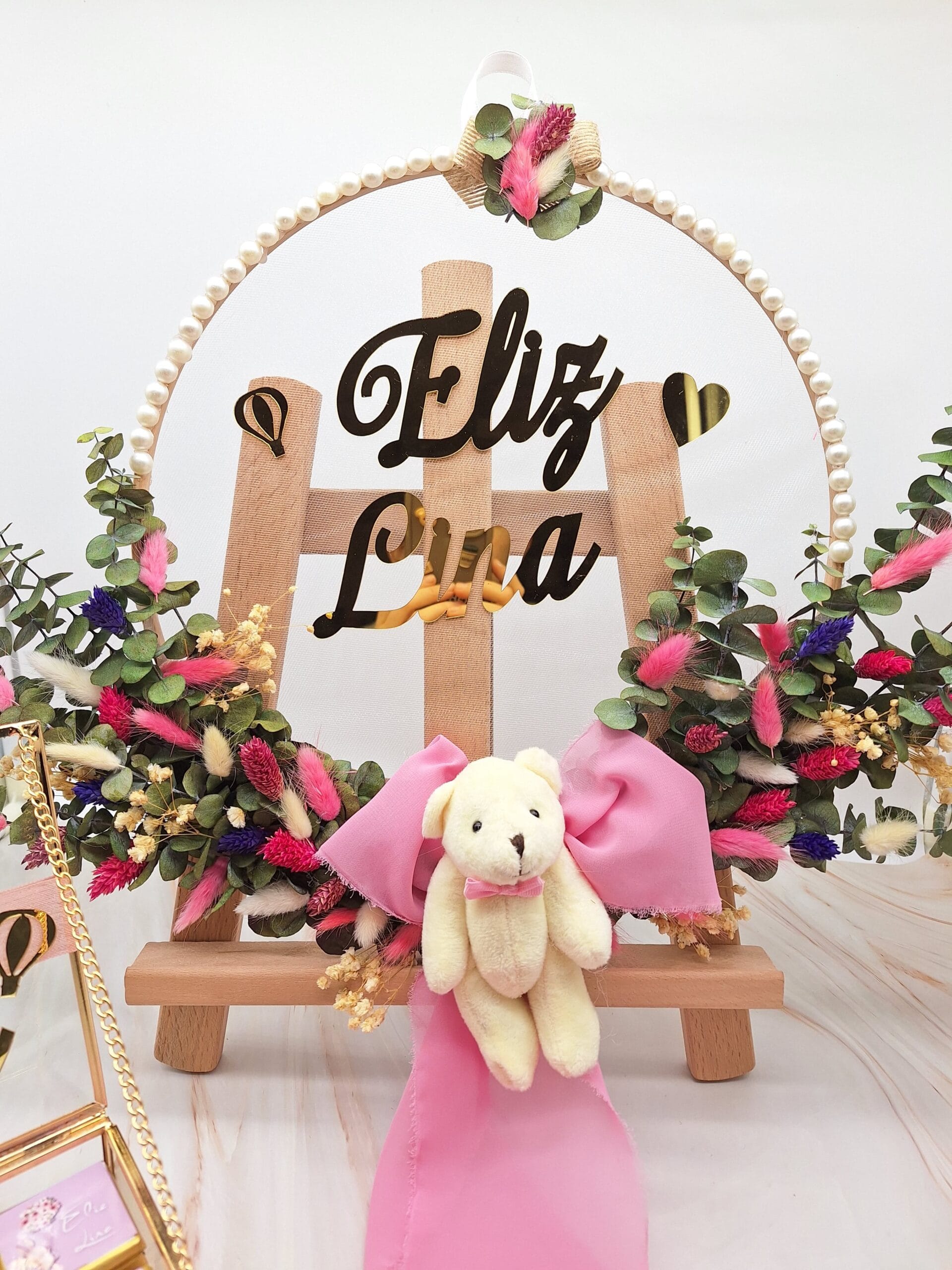 eliz-lina-boncuklu-ahsap-kasnakta-tul-detayli-ortanca-cicek-ve-pelus-ayicikli-kapi-susu Eliz Lina Boncuklu Ahşap Kasnakta Tül Detaylı Ortanca Çiçek ve Peluş Ayıcıklı Kapı Süsü - Görsel 1