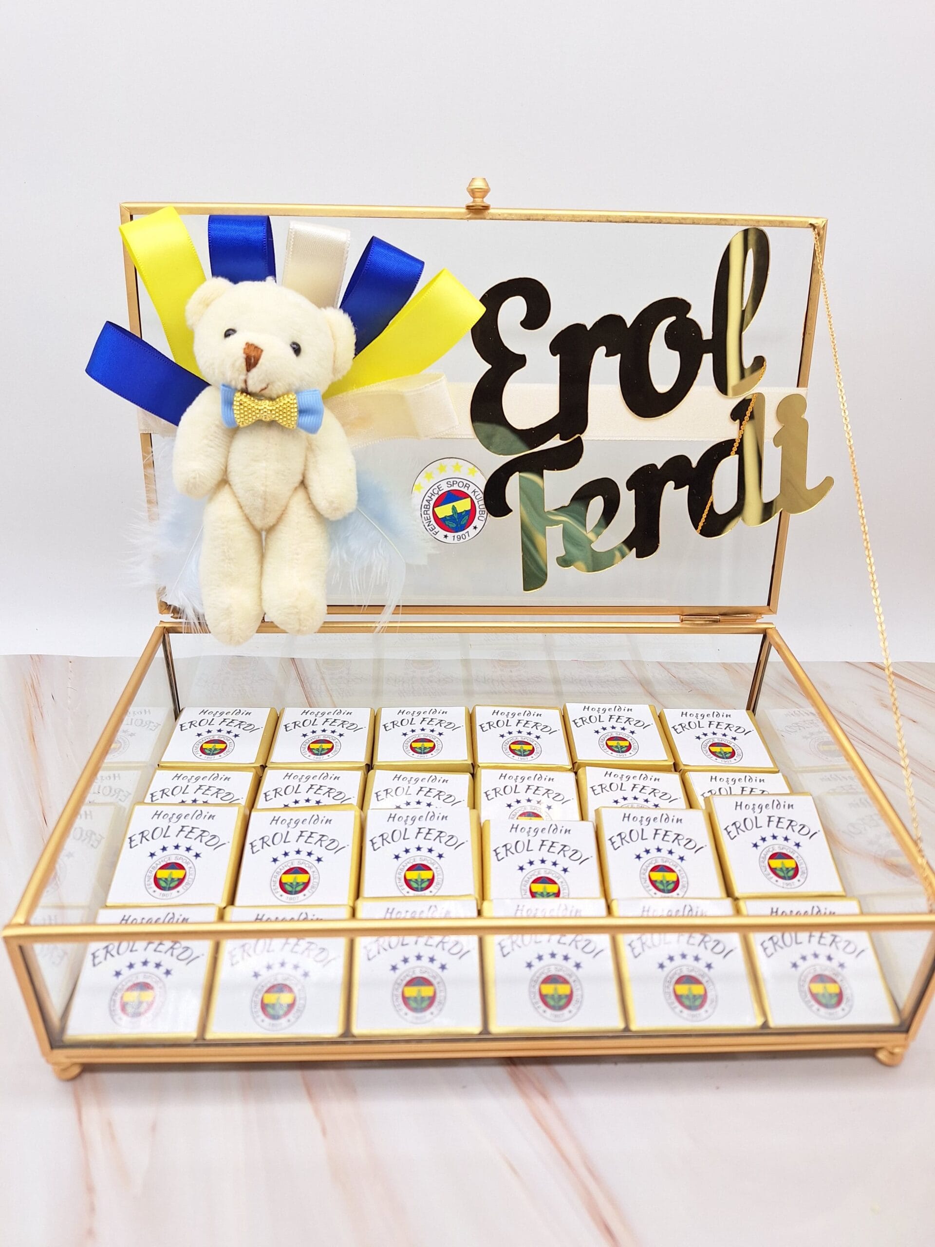 erol-ferdi-taraftar-temali-ozel-etiketli-kurdele-suslemeli-cam-cikolata-kutusu-ve-50-adet-cikolata Erol Ferdi Taraftar Temalı Özel Etiketli Kurdele Süslemeli Cam Çikolata Kutusu ve 50 Adet Çikolata - Görsel 1