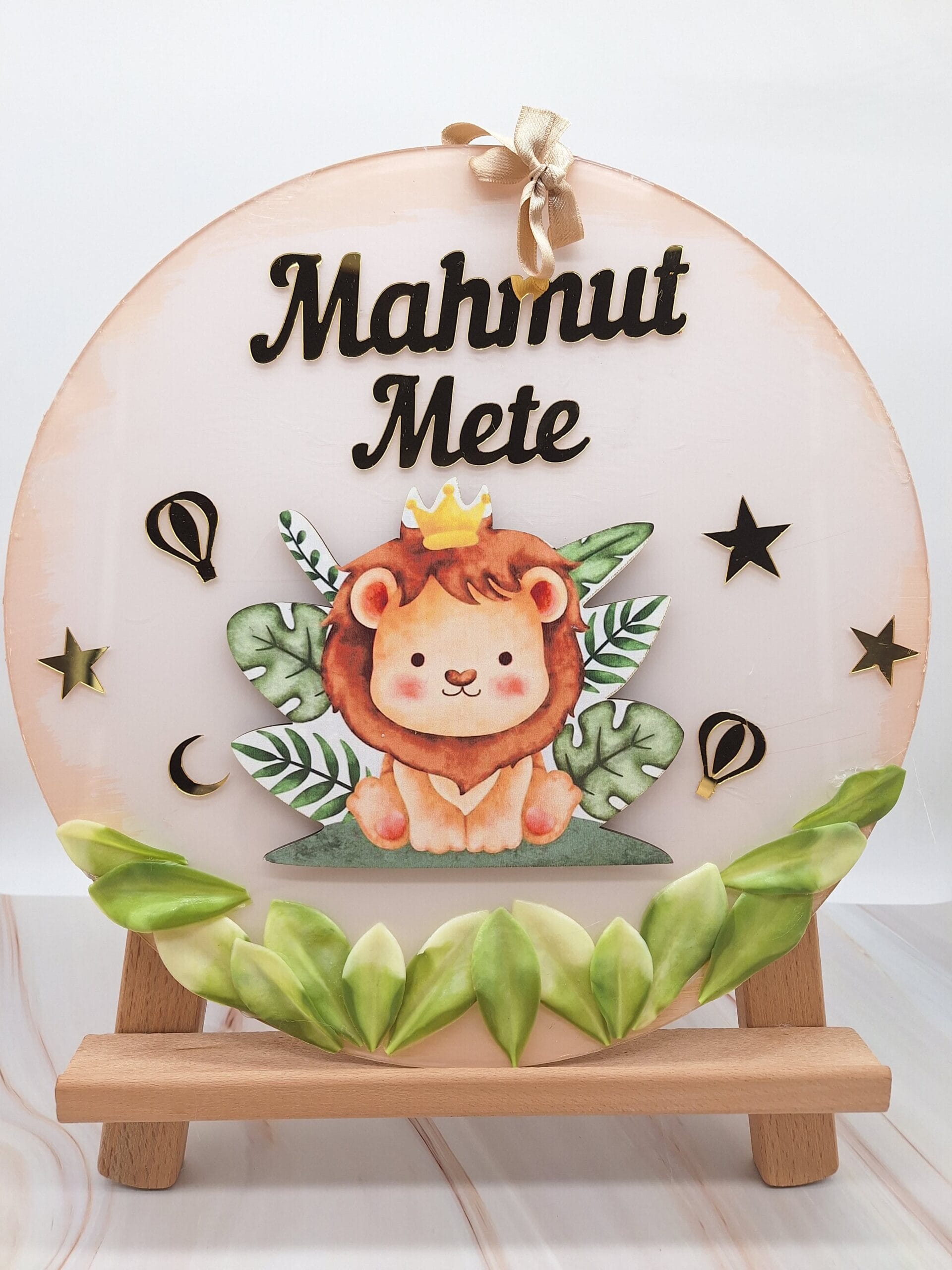 mahmut-mete-ahsap-figurlu-cicek-suslemeli-pleksi-kapi-susu Mahmut Mete Ahşap Figürlü Çiçek Süslemeli Pleksi Kapı Süsü - Görsel 1