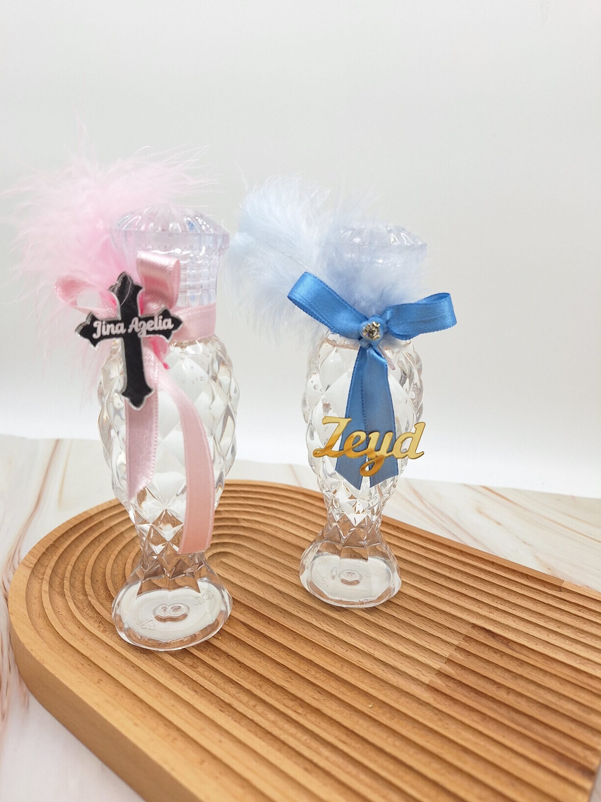 zeyd-pvc-100cc-kristal-desenli-kurdele-suslemeli-pleksi-isimli-kolonya-sisesi-15-adet-1 Zeyd PVC 100cc Kristal Desenli Kurdele Süslemeli Pleksi İsimli Kolonya Şişesi 15 Adet - Görsel 1