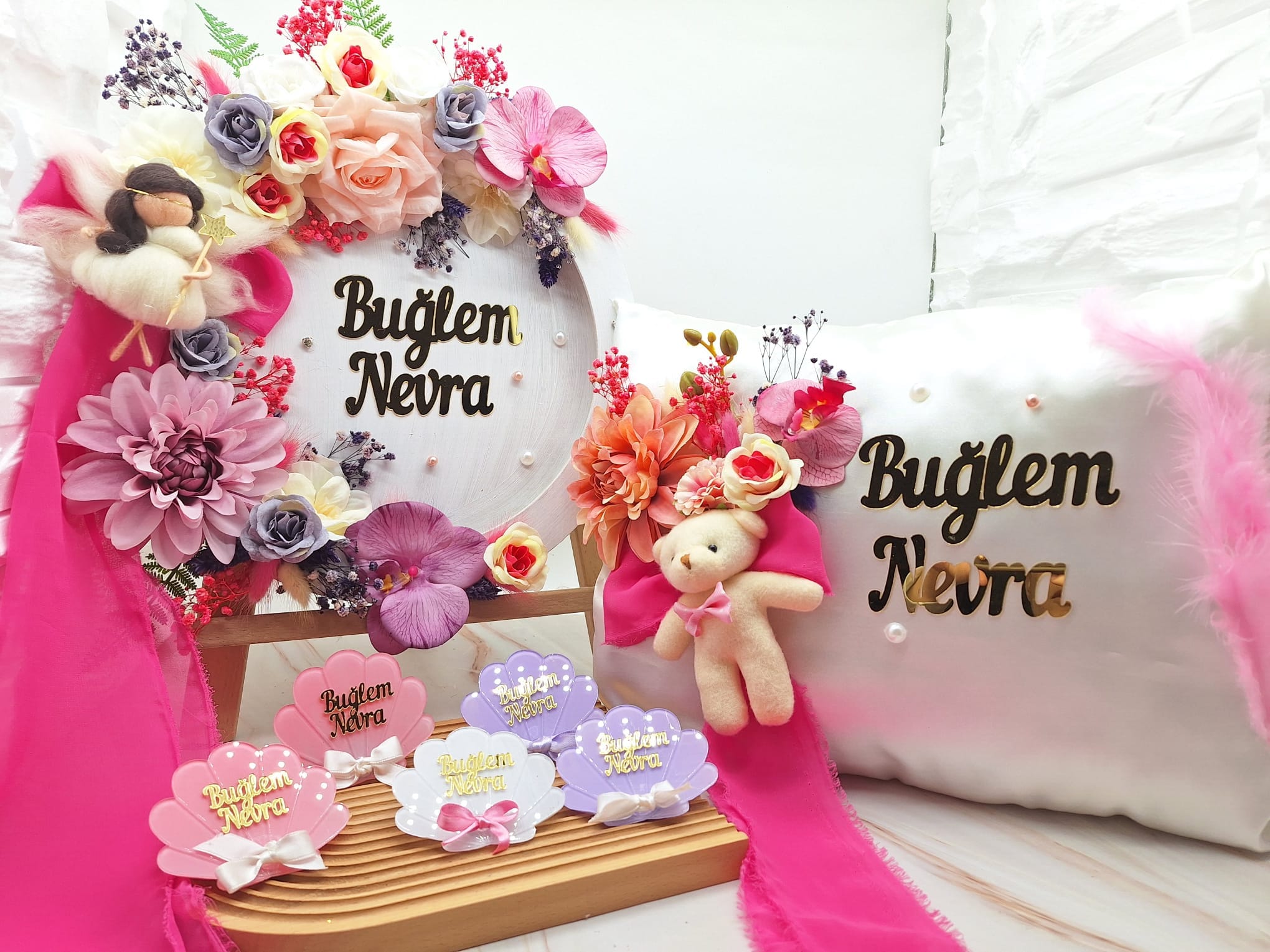 buglem-nevra-cicek-suslemeli-ayicik-figurlu-kasnak-kapi-susu-metal-hediyelik-cikolata-kutusu-hediyelik-pleksi-magnetler Buğlem Nevra Çiçek Süslemeli Ayıcık Figürlü Yuvarlak Ahşap Kapı Süsü, Metal Hediyelik Çikolata Kutusu, Hediyelik Pleksi Magnetler - Görsel 1