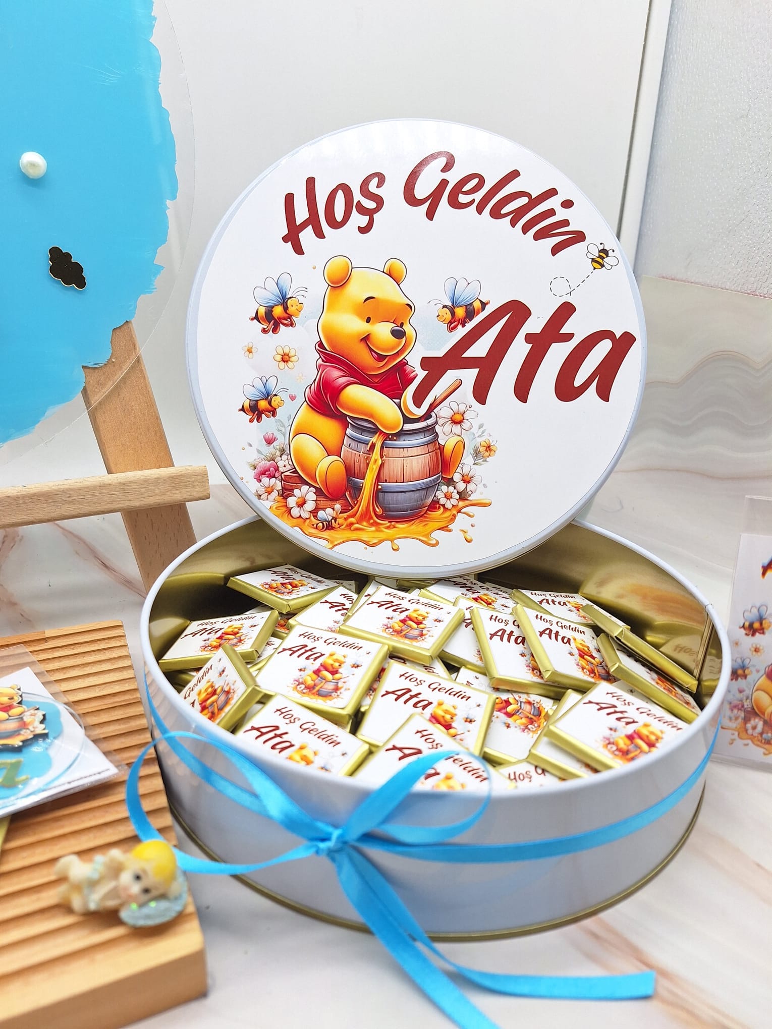 ata-ahsap-figurlu-pleksi-kapi-susu-metal-cikolata-isme-ozel-etiketli-cikolata-ve-kartli-pleksi-magnet-set Ata İsme Özel Etiketli Metal Çikolata Kutusu ve 50 Adet Çikolata - Görsel 1