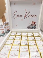 Emir Karan Ahşap Figürlü Pleksi Kapı Süsü, 20 adet Özel Baskılı Açacak, İsme Özel Çikolata Kutusu ve Çikolata - Görsel 3