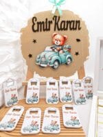 Emir Karan Ahşap Figürlü Pleksi Kapı Süsü, 20 adet Özel Baskılı Açacak, İsme Özel Çikolata Kutusu ve Çikolata - Görsel 2