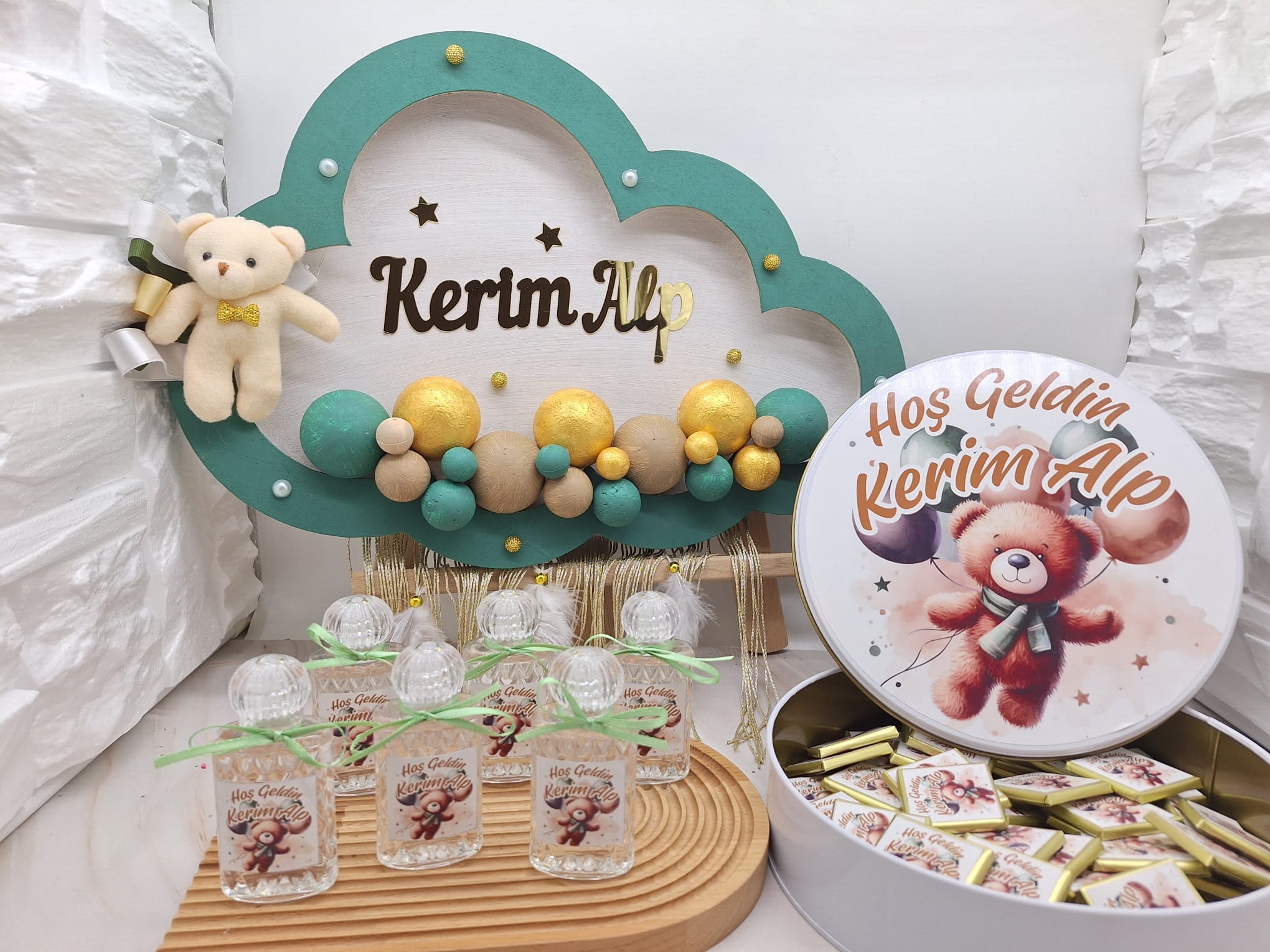 kerim-alp-ayicik-figurlu-bulut-ahsap-kapi-susu-taki-yastigi-hediyelik-pvc-kolonya-siseleri-isme-ozel-etiketli-cikolata-set-3 Kerim Alp Ayıcık Figürlü Bulut Ahşap Kapı Süsü, Takı Yastığı, Hediyelik PVC Kolonya Şişeleri, İsme Özel Etiketli Çikolata Set - Görsel 1