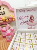 Minel Lina Ayıcık Figürlü Bulut Ahşap Pano, İsme Özel Etiketli Kutulu Çikolata, Çikolata Atlıkarınca 2'li Hediyelik Paket, İsme Özel Etiketli Kolonya Şişeleri - Görsel 4