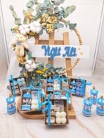 Yiğit Ali Ayıcık Figürlü Çiçek Süslemeli Kasnak Kapı Süsü, Çikolata Mum Atlıkarınca içinde 3'lü Hediye Paketi